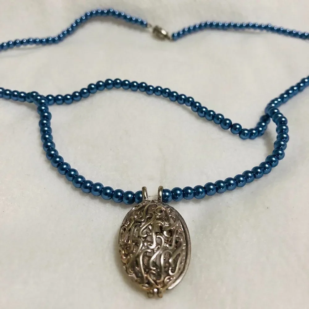 ‎Oval Pendant Necklace
